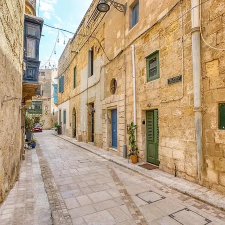 Exquisitely Restored 16th Century House In *